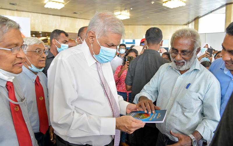 President visits the Colombo International Book Fair 08 1